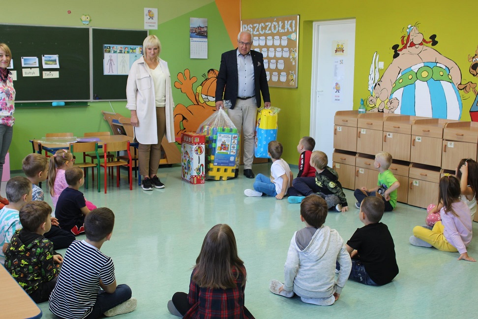 Pan Burmistrz Marek Młyński przekazuje zabawki grupie Przedszkolnej