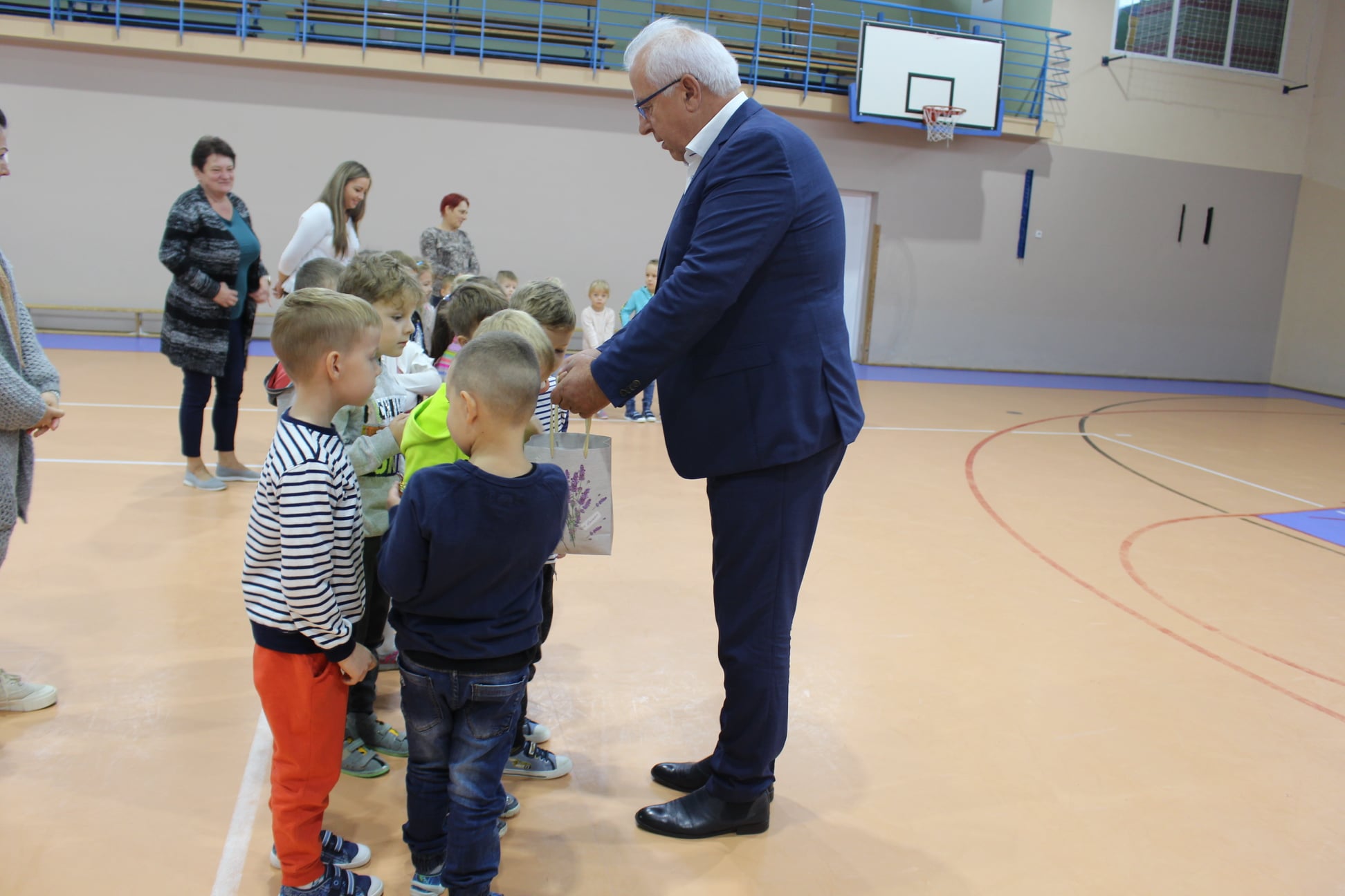 Pan Burmistrz Marek Młyński rozdaje dzieciom cukierki
