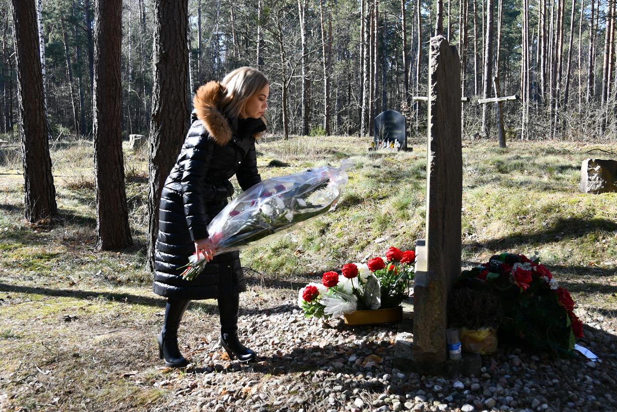 Delegacje składają kwiaty pod pomnikiem 