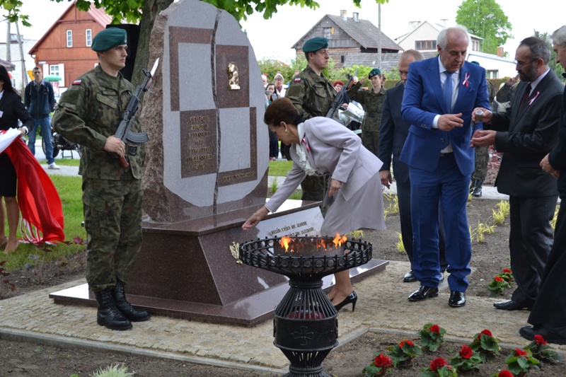 Pani Prezydentowa na uroczystości Odsłonięcia  Obelisku - Miejsca Pamięci Narodowej upamiętniającego Ofiary Zbrodni Katyńskiej i Tragedii Smoleńskiej 