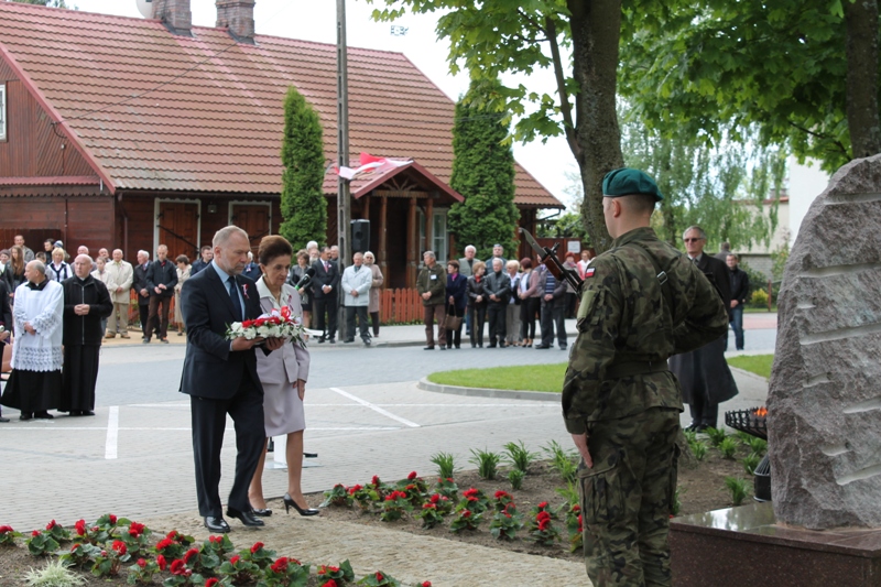 Pani  Prezydentowa na uroczystości Odsłonięcia  Obelisku - Miejsca Pamięci Narodowej upamiętniającego Ofiary Zbrodni Katyńskiej i Tragedii Smoleńskiej 