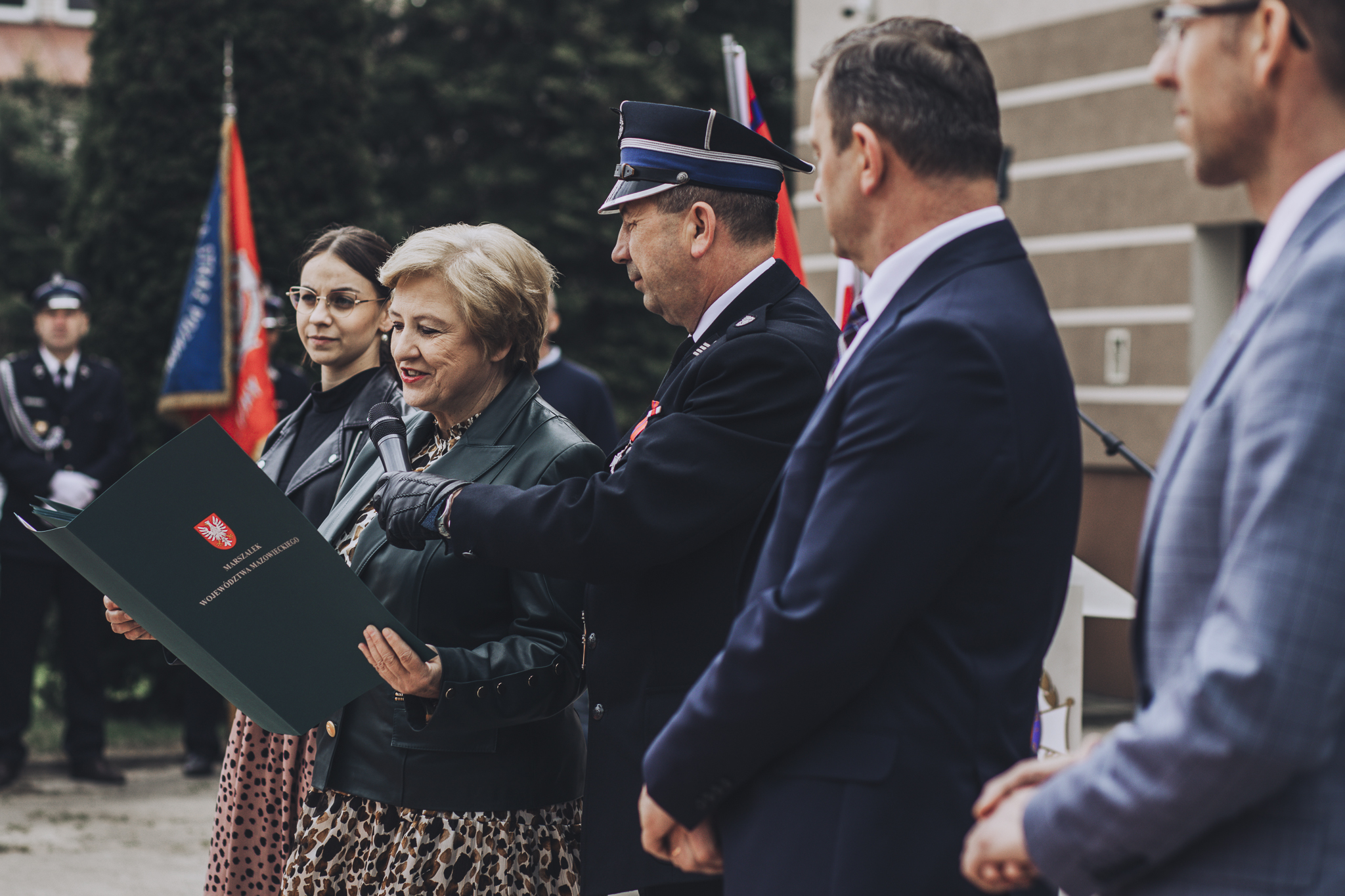 Wręczenie dyplomów przez p. Elżbietę Lanc Człona Zarządu Województwa Mazowieckiego