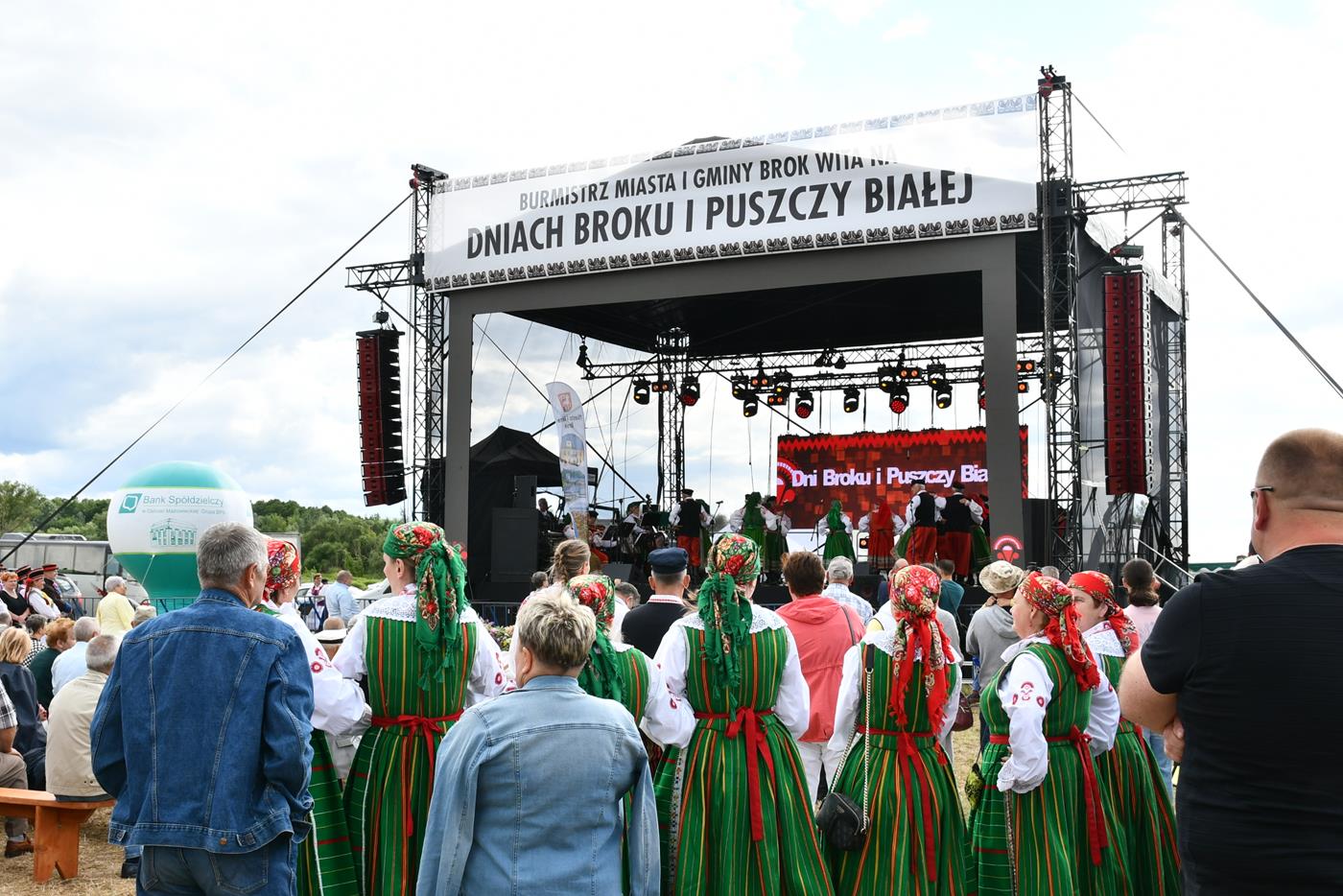 Występy zespołów kurpiowskich na festiwalu