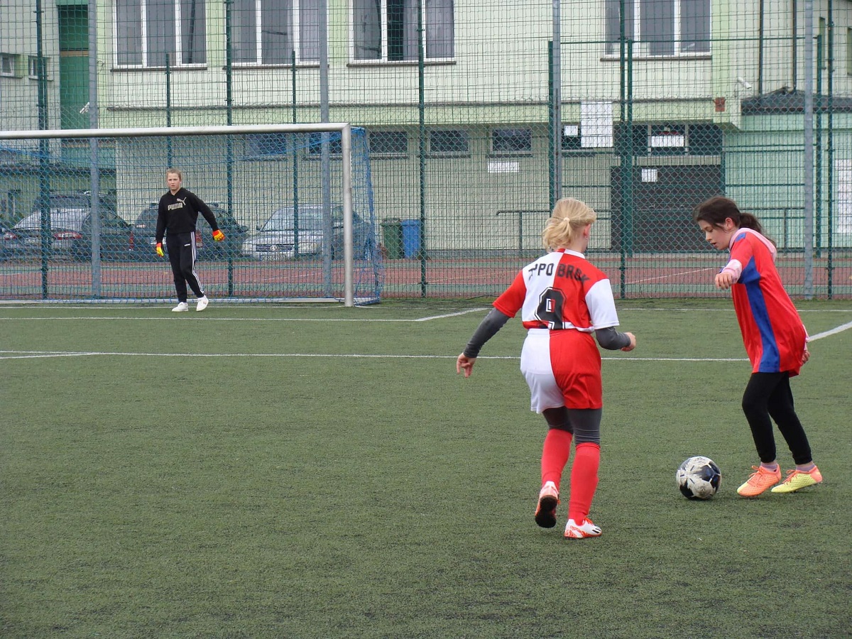 Mecz piłki nożnej z udziałem reprezentacji dziewcząt z ZPPO w  Broku