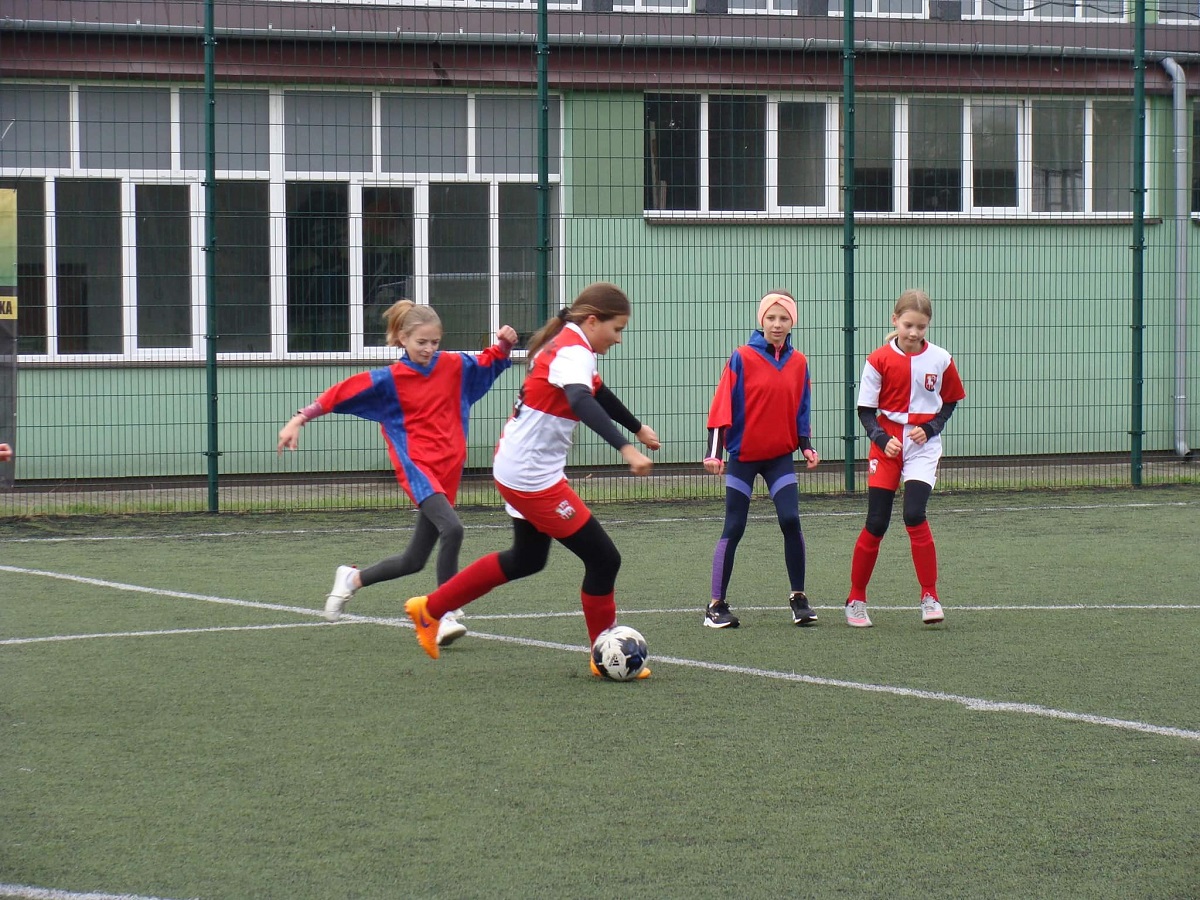 Mecz piłki nożnej z udziałem reprezentacji dziewcząt z ZPPO w  Broku