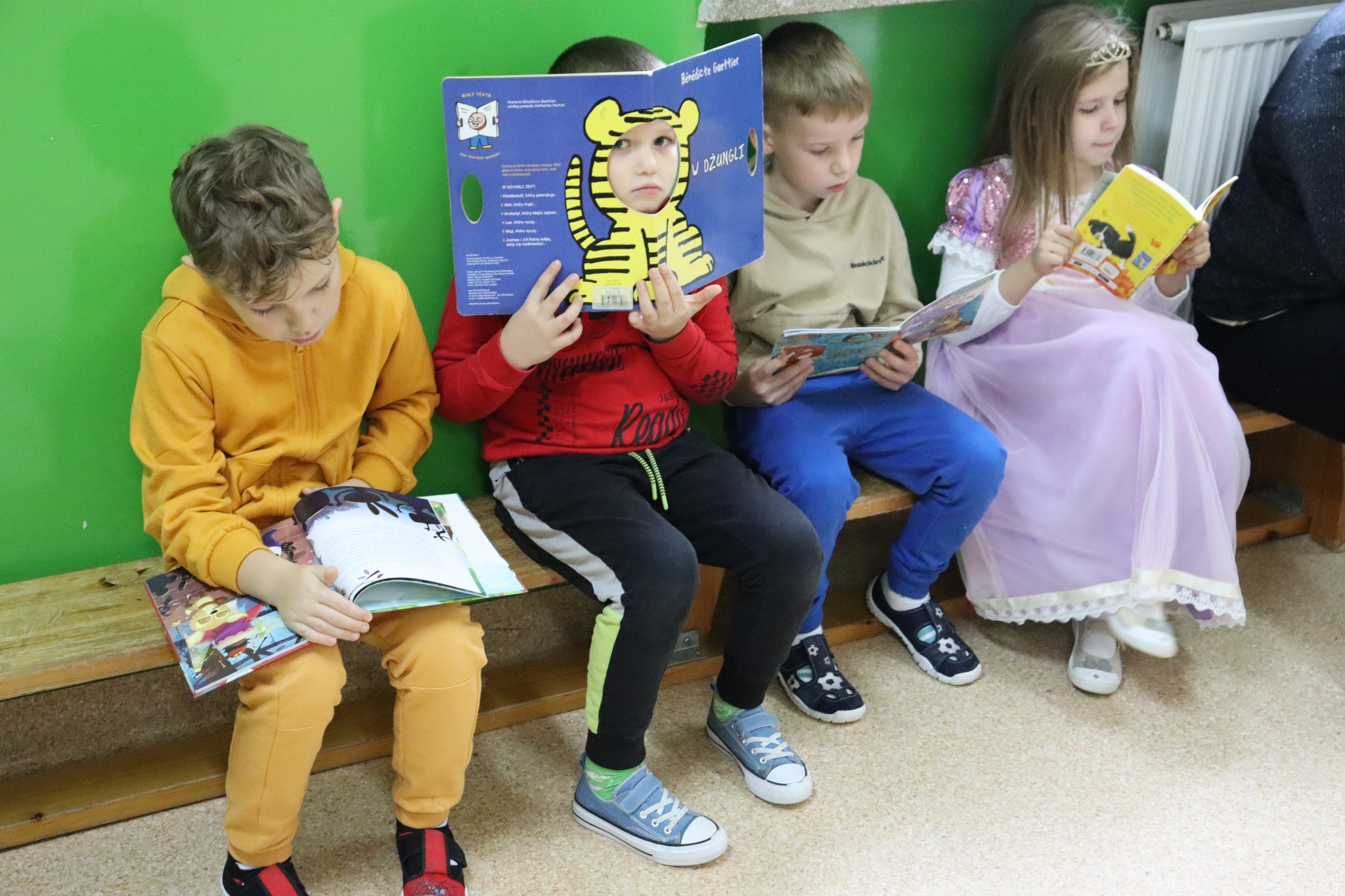 Uczniowie czytają książki na przerwie