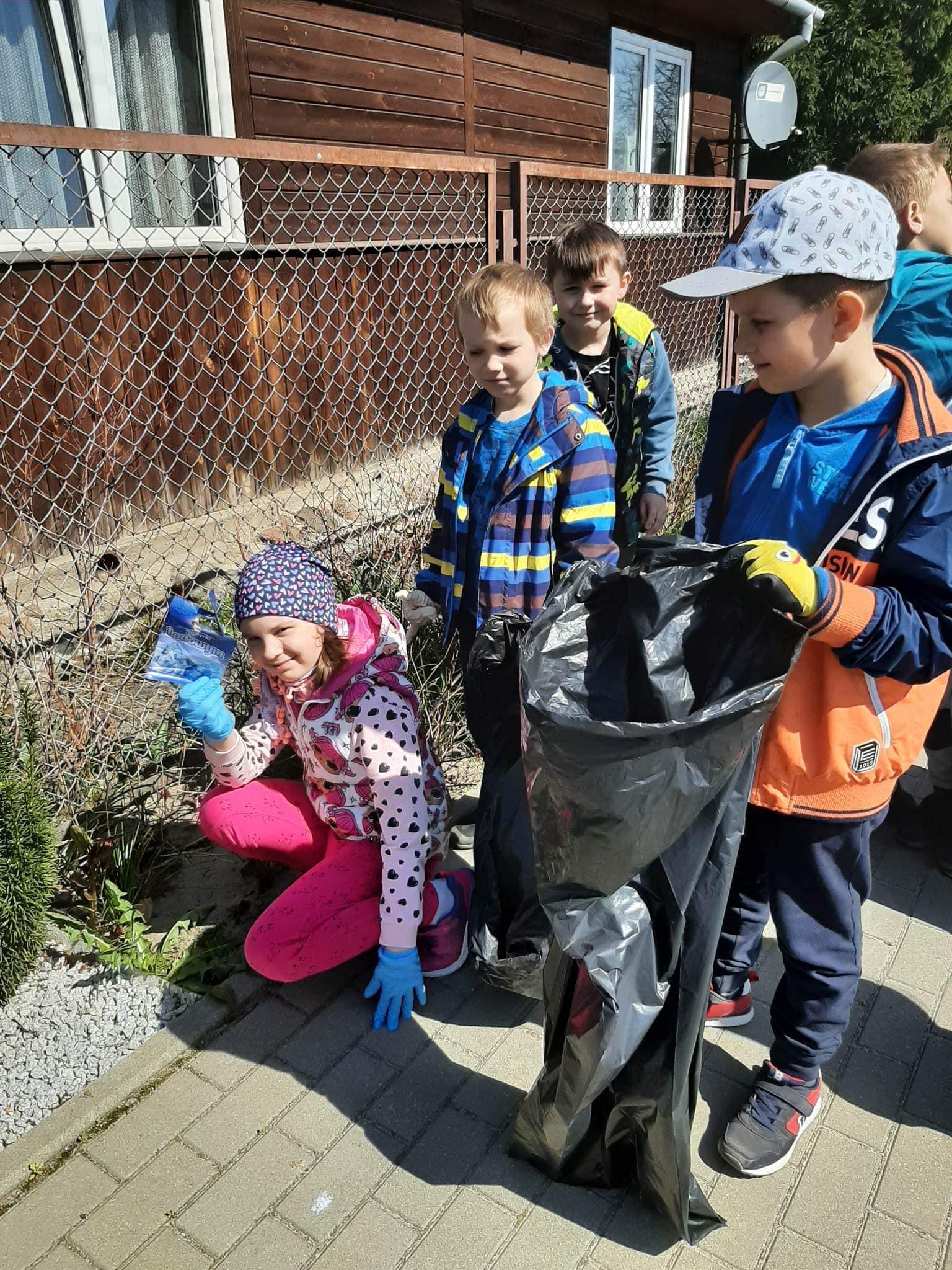 Uczniowie biorący udział w Akcji Sprzątania Świata