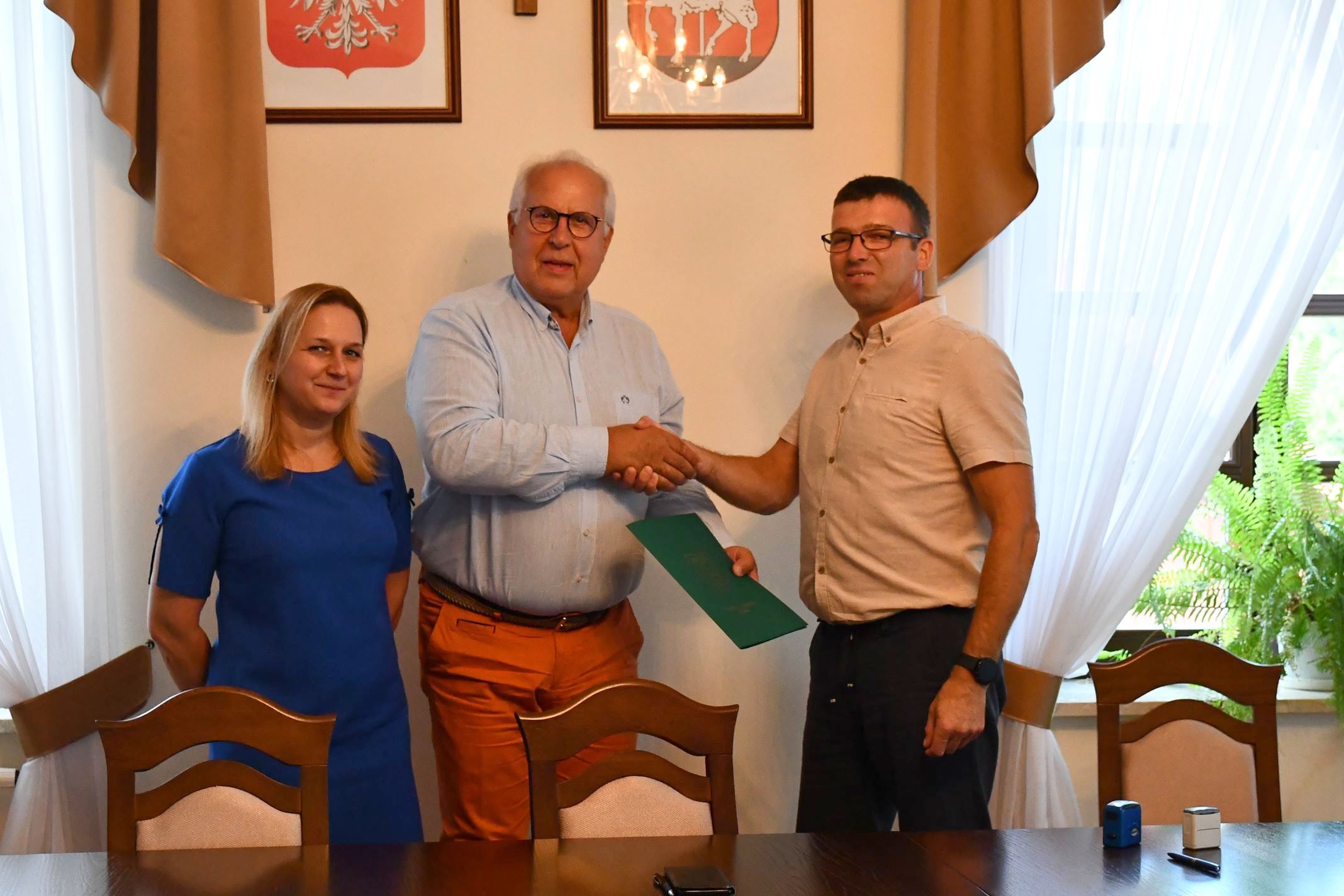 Burmistrz p. Marek Młyński podpisał umowę na budowę kanalizacji