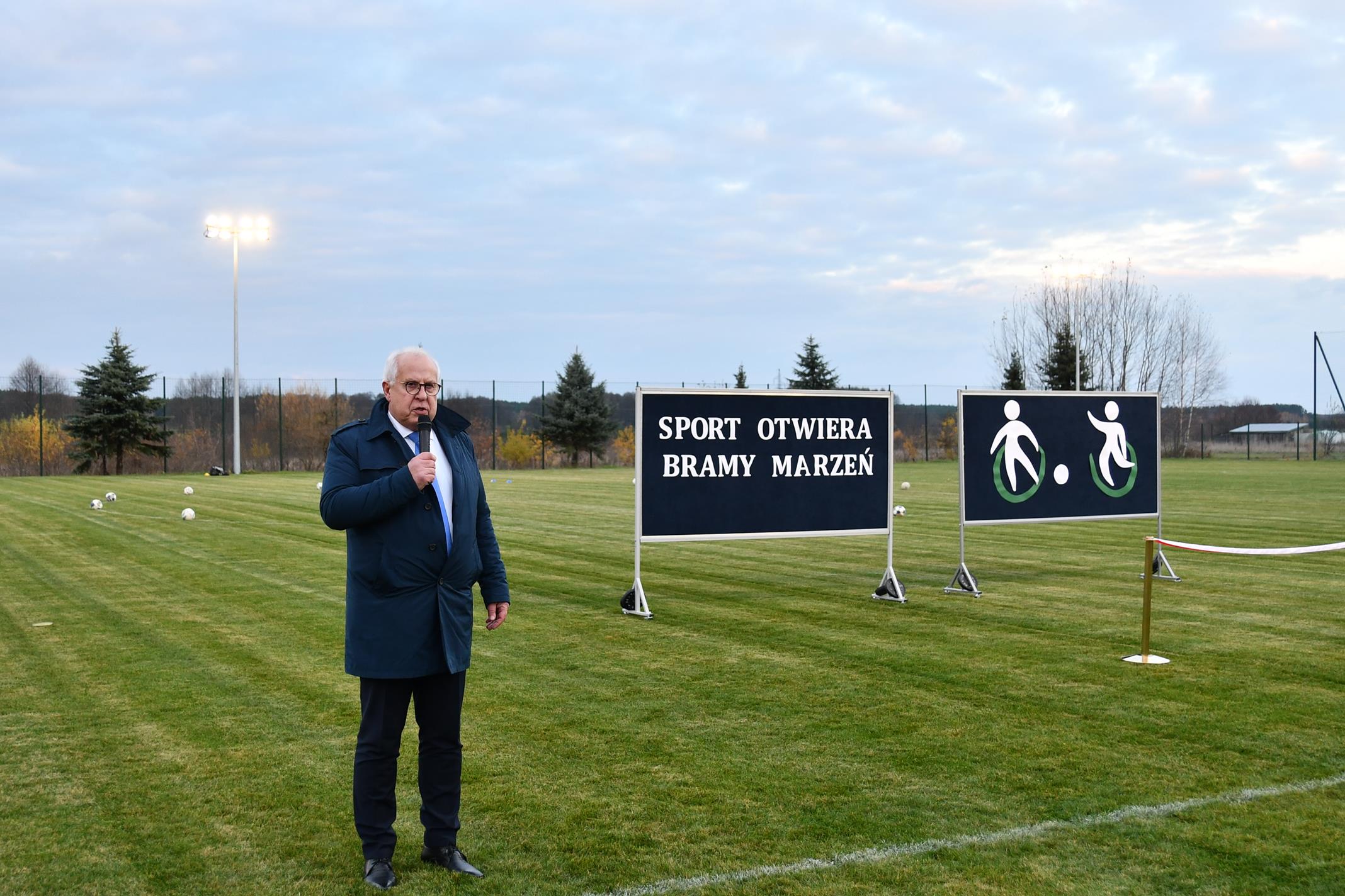 Burmistrz p. Marek Młyński przemawia podczas uroczystego otwarcia boiska sportowego