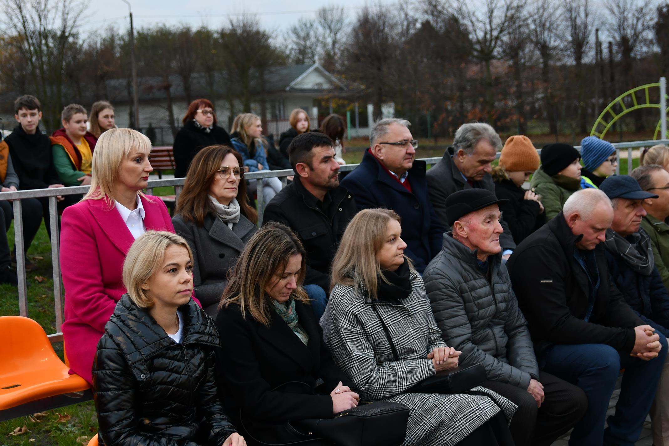 Burmistrz p. Marek Młyński przemawia podczas uroczystego otwarcia boiska sportowego