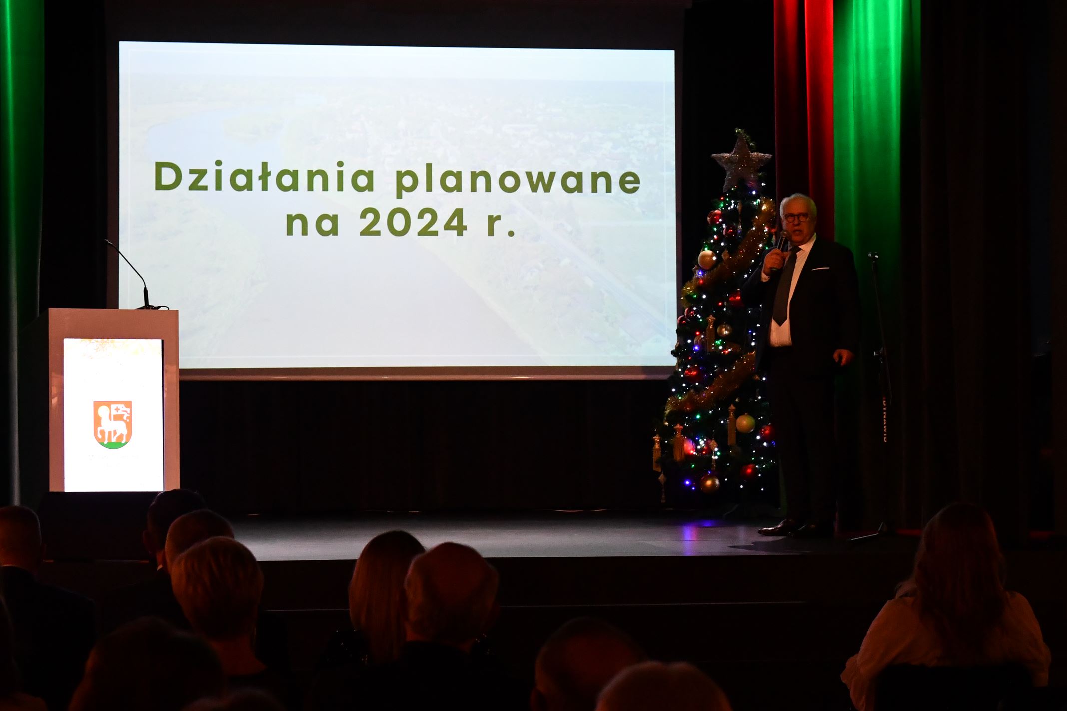 Burmistrz p. Marek Młyński przedstawia prezentację multimedialną