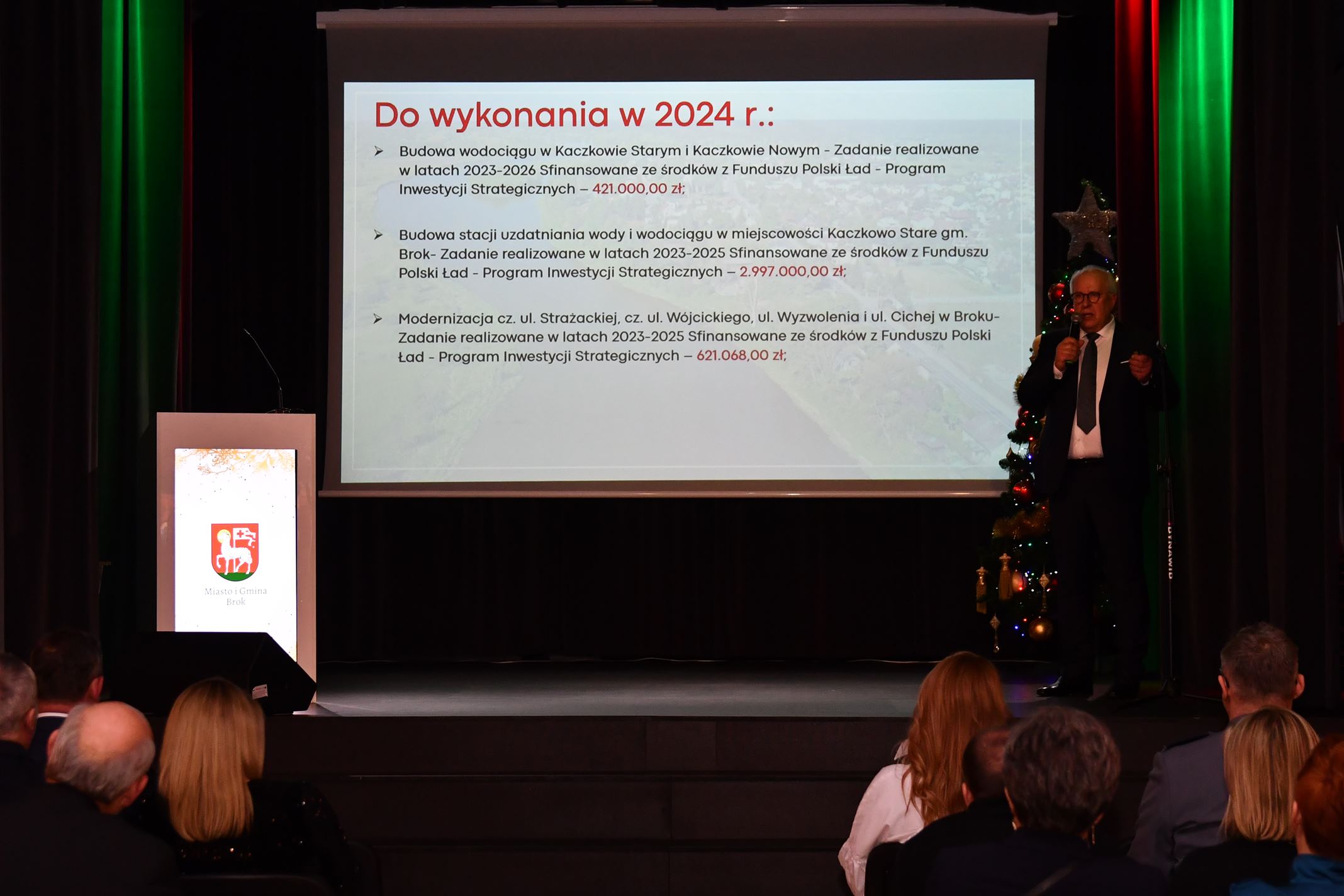Burmistrz p. Marek Młyński przedstawia prezentację multimedialną