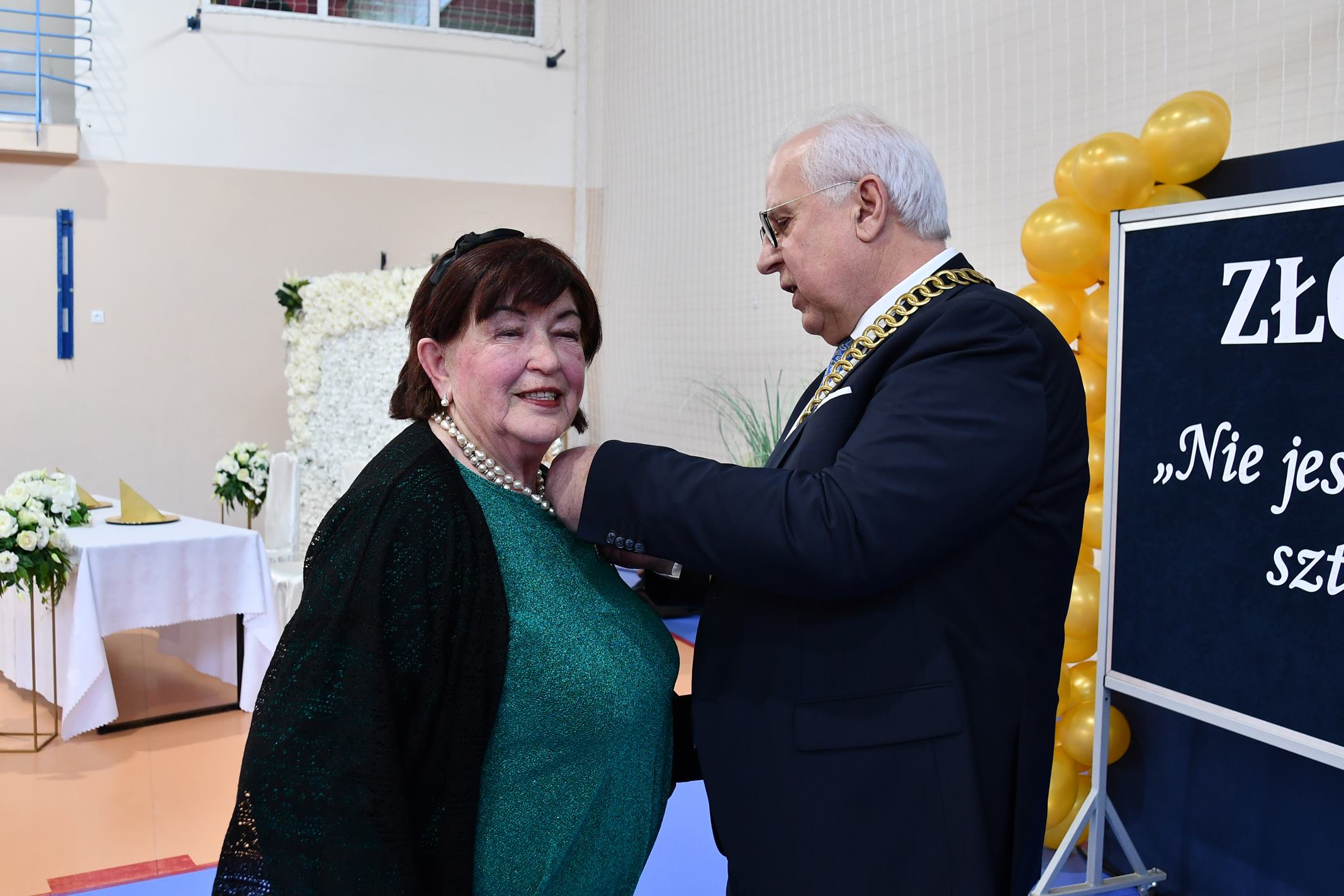 Burmistrz wręcza medale Jubilatom