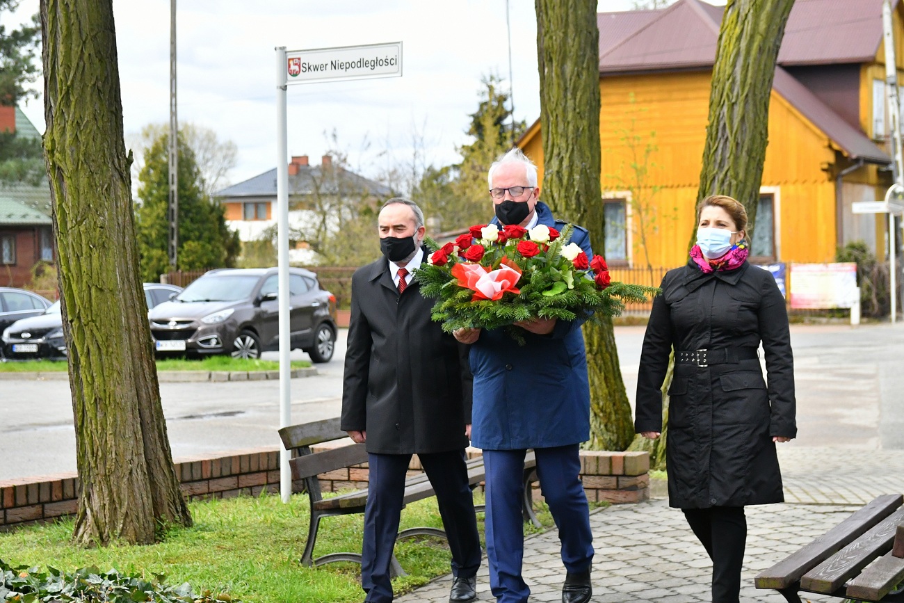 Delegacja Władz Samorządowych składa wiązankę kwiatów pod pomnikiem Marszałka J. Piłsudskiego