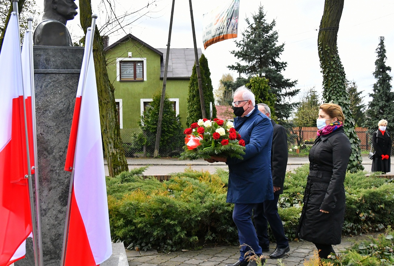 Delegacja Władz Samorządowych składa wiązankę kwiatów pod pomnikiem Marszałka J. Piłsudskiego- zdj.2
