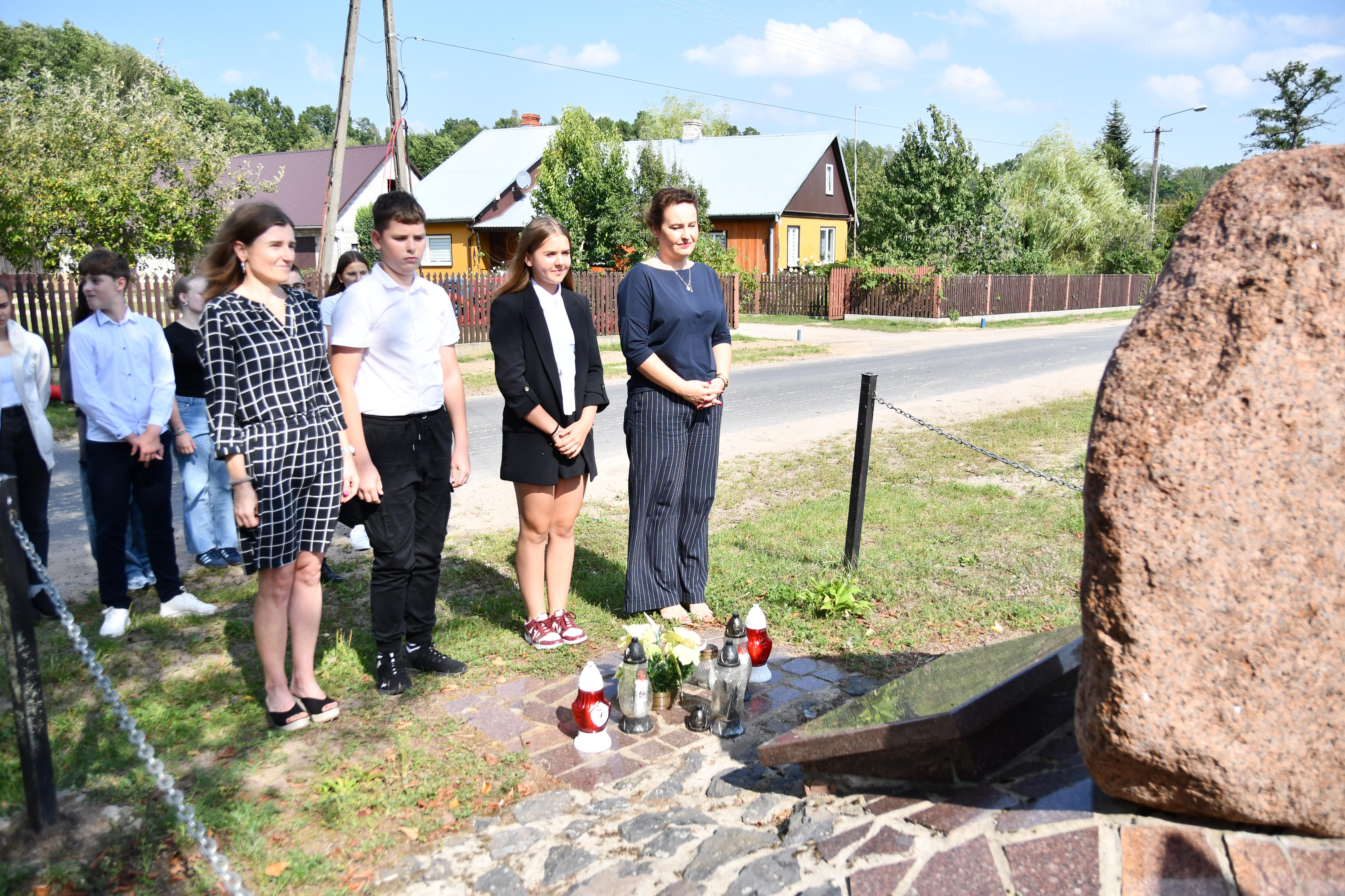 Złożenie kwiatów przez delegację szkolną