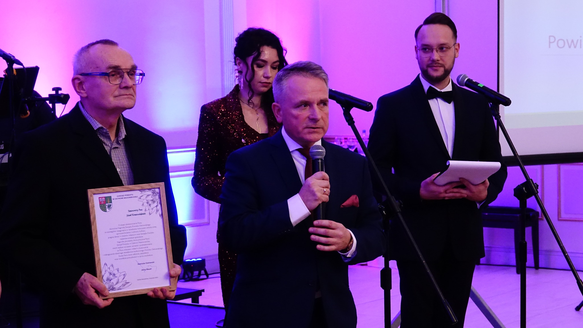 Pan J&oacute;zef Krasnodębski wraz ze Starostą ostrowskim panem Jerzym Bauerem i Wicestrostą panem Bartłomiejem Pieńkowskim