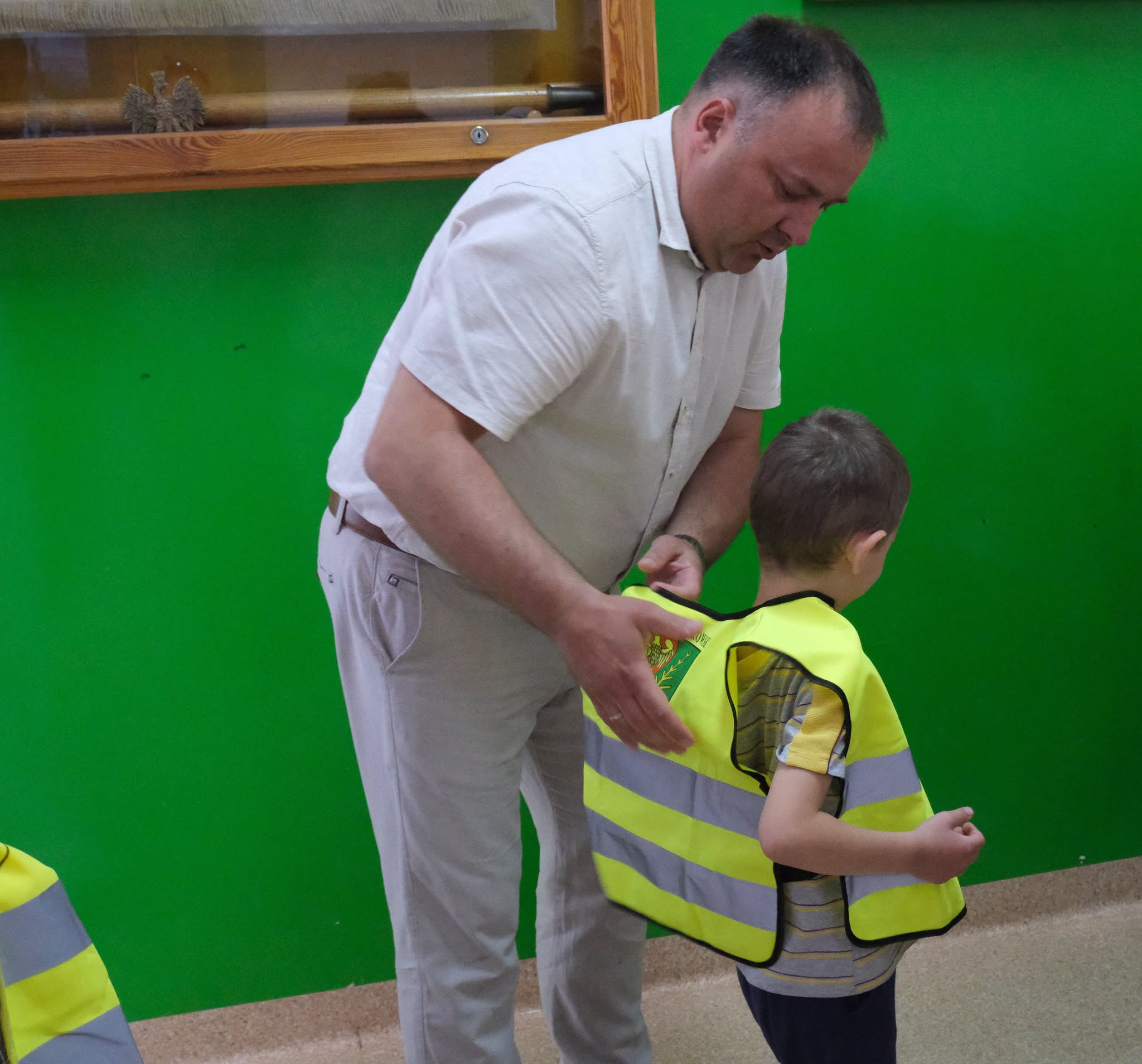 Kamizelki odblaskowe dla przedszkolak&oacute;w &ndash; wsp&oacute;lna inicjatywa Powiatu Ostrowskiego i Gminy Brok